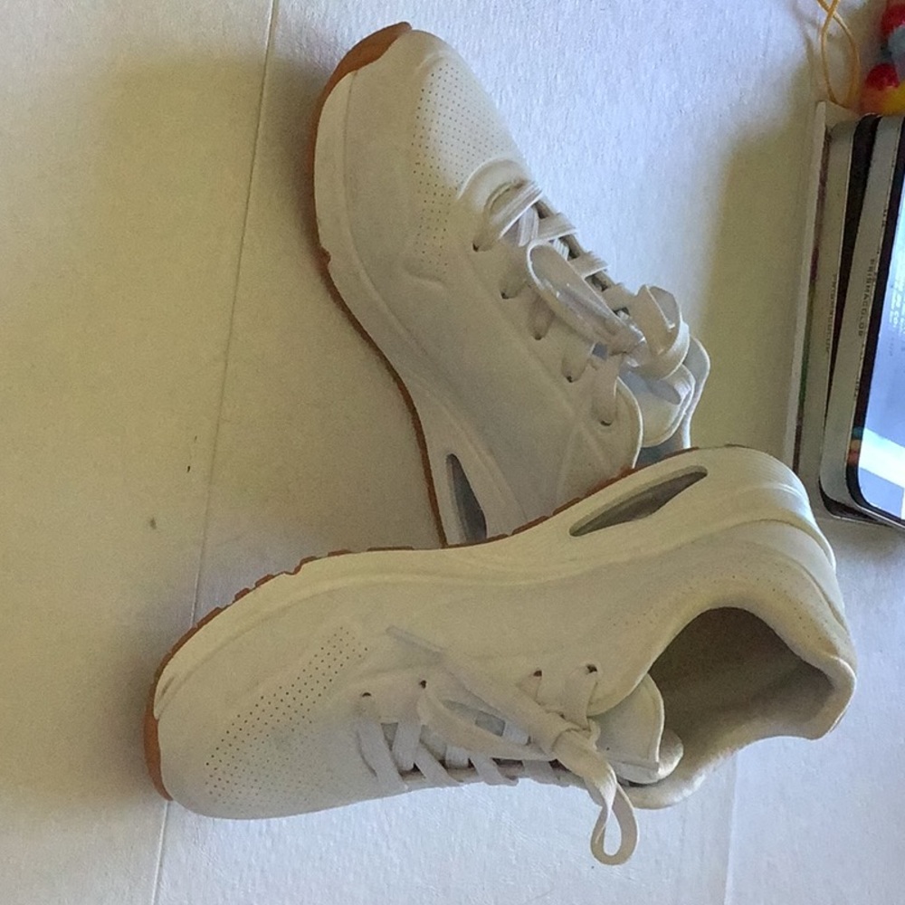Sketchers sneakers